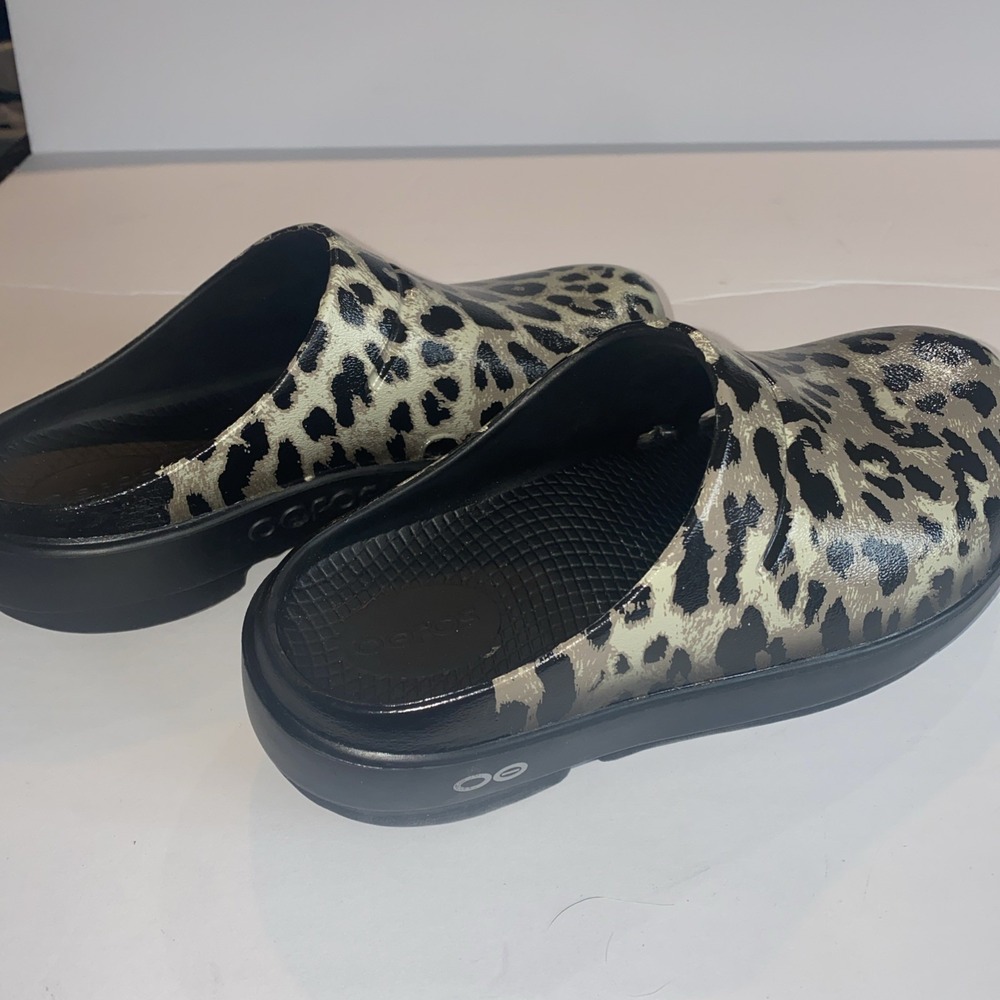 Oefos Glossy Leopard Print Clogs Slip On Shoes Women 6 - Picture 3 of 6